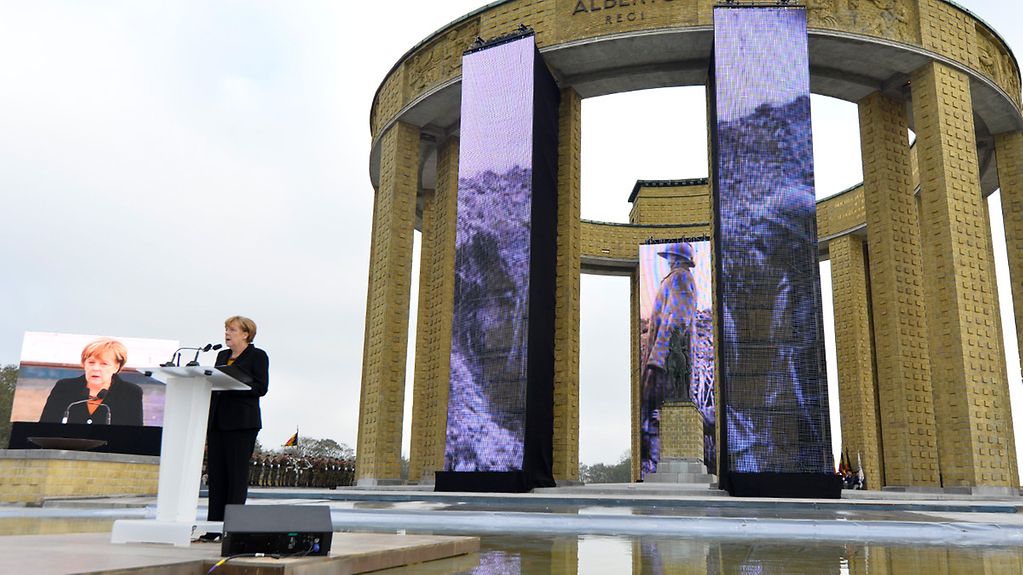 La chancelière fédérale Angela Merkel tient un discours devant le Monument Roi Albert Ier à Nieuport