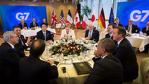 La chancelière fédérale et les chefs d’État ou de gouvernement du G7 pendant la séance de travail