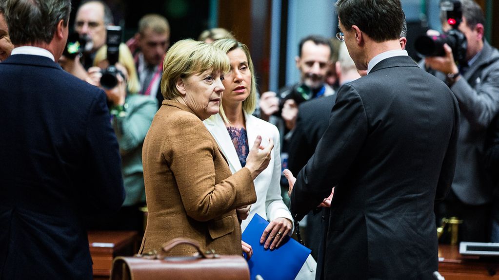 Bundeskanzlerin Angela Merkel unterhält sich mit dem Ministerpräsidenten der Niederlande, Mark Rutte, und der EU-Außenbeauftragten Federica Mogherini.