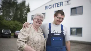 Hannelore Keunecke und Marcel Graupner vor der Werkhalle.