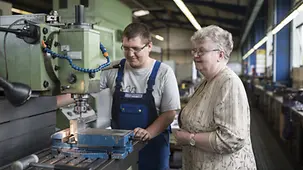 Hannelore Keunecke Marcel Graupner beim Arbeiten zu.