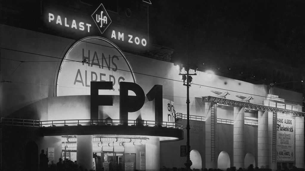 Ufa-Palast am Zoo, Außenwerbung von Rudi Feld anlässlich der Uraufführung vonF.P.1 ANTWORTET NICHT, 22.12.1932D 1932, Regie: Karl Hartl