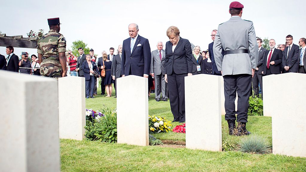 Bundeskanzlerin Angela Merkel gedenkt der gefallenen Soldaten.