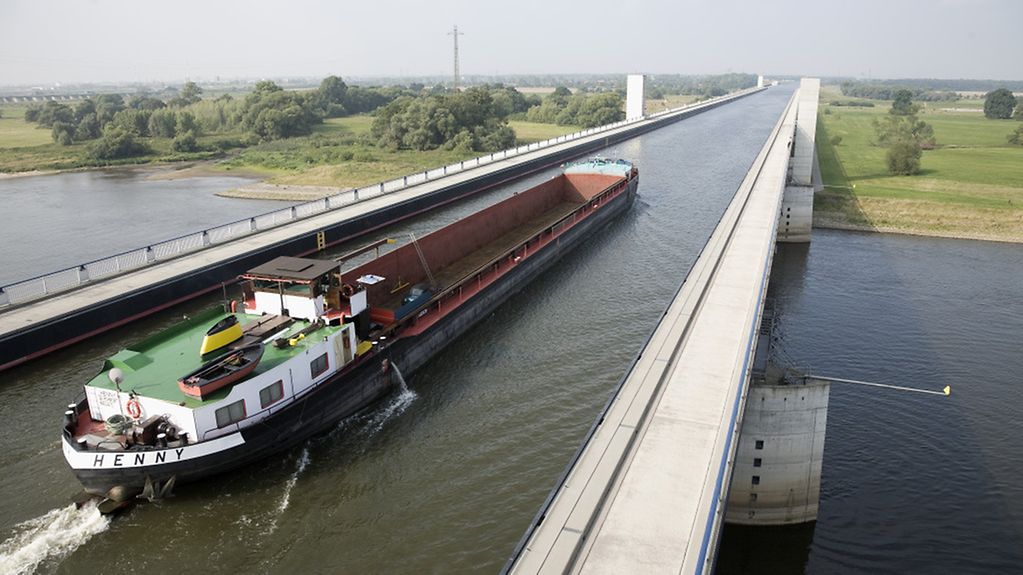 Schiff auf der Trogbrücke. Die vollständig aus Stahl konstruierte Trogbrücke stellt das Kernstück des Wasserstraßenkreuzes dar. Mit 918 m ist sie die längste Kanalbrücke Europas und führt den Mittellandkanal über die Elbe hinweg.