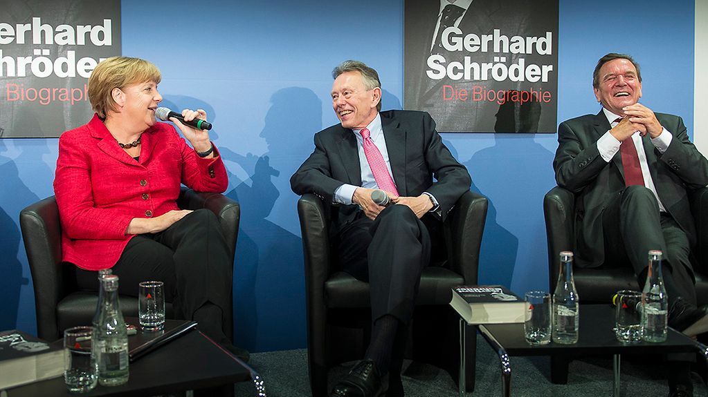 Bundeskanzlerin Angela Merkel spricht bei der Vorstellung der Biografie von Alt-Bundeskanzler Gerhard Schröder.