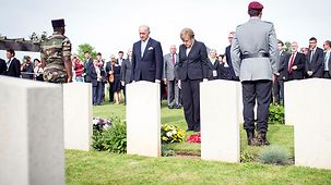 Bundeskanzlerin Merkel und der französische Außenminister gedenken der gefallenen Soldaten.