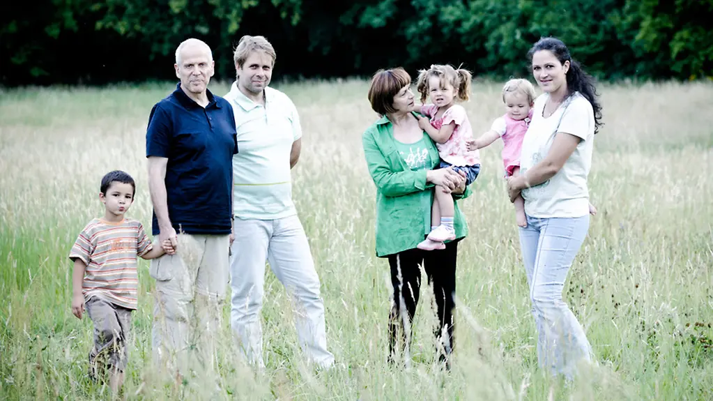 Familie auf einer Wiese