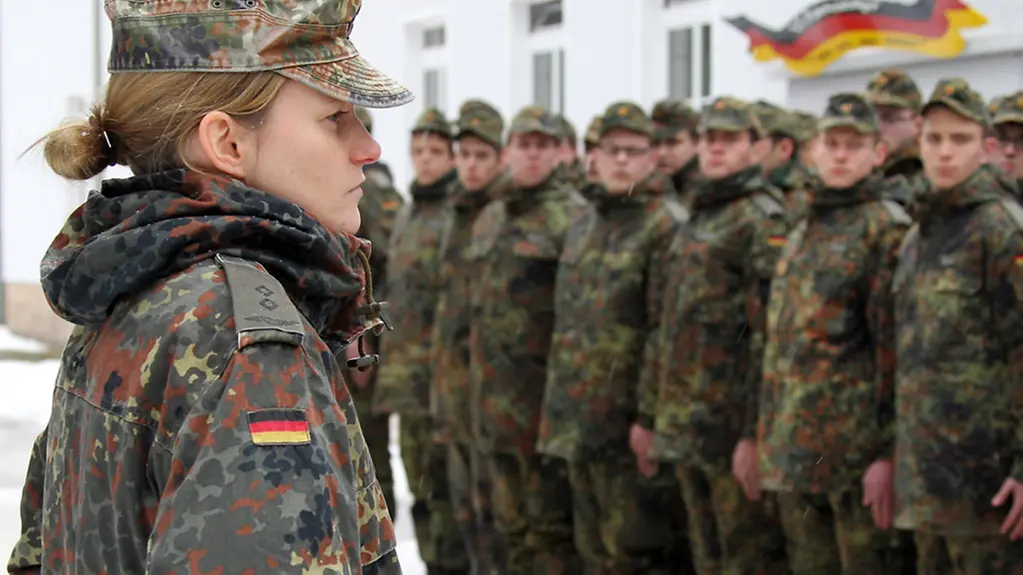 Ein Zug der Wehrpflichtigen der 13. Kompanie des Luftwaffenausbildungsregimentes iin der Barnim Kaserne in Strausberg bei Berlin.