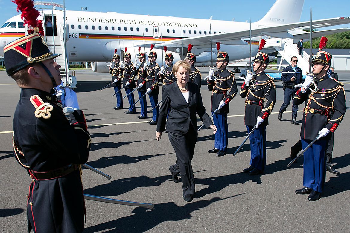 Bundeskanzlerin Angela Merkel wird am Flughafen empfangen.