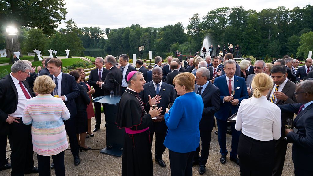 In Schloss Meseberg begrüßt Kanzlerin Merkel die Vertreter des Diplomatischen Corps