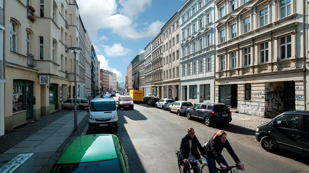 Straßenszene mit parkenden Autos