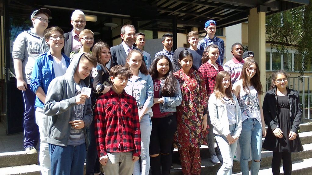 Schülerinnen und Schüler der Klassenstufe 8 der Hemingway-Schule in Berlin Mitte trafen sich mit dem Staatssekretär im Bundesministerium für Wirtschaft und Energie, Rainer Sontowski.