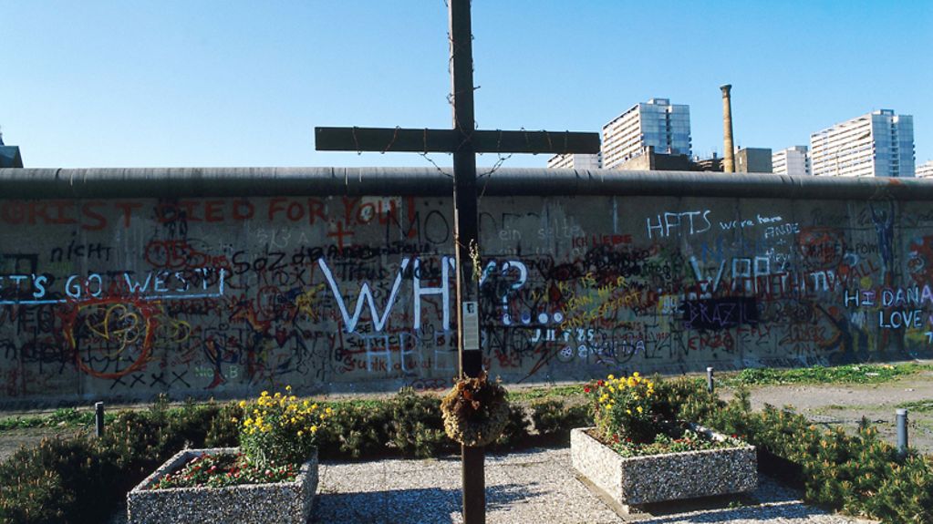 Gedenkkreuz in der Zimmerstraße in West-Berlin für den an dieser Stelle erschossenen DDR-Flüchtling Peter Fechter. Aufgenommen 1985. Foto: Uwe Gerig
