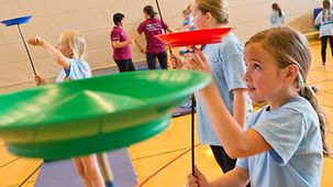 Kinder balancieren Teller beim Ferienprojekt des Sportverein TV Arnsberg