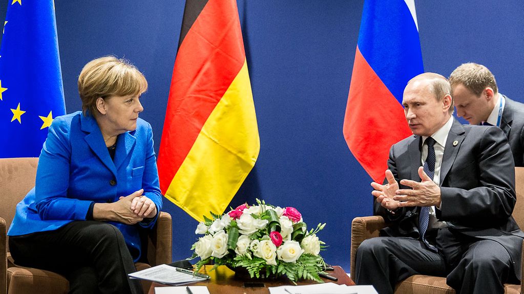 Bundeskanzlerin Angela Merkel unterhält sich im Rahmen der Klimakonferenz mit Russlands Präsidenten Wladimir Putin.