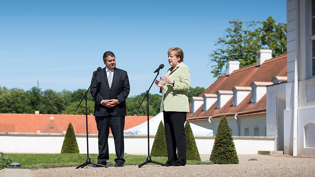 Merkel und Gabriel bei einem Pressestatement vor Schloss Meseberg