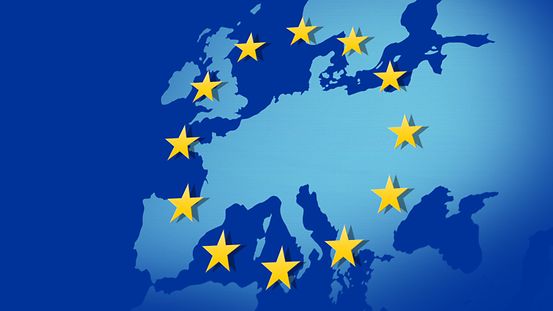 Flagge der Europäischen Union vor einer Karte des Kontinents.