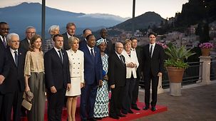 Photo de groupe des chefs d’État et de gouvernement du G7 avec leurs conjoints et les partenaires du dialogue élargi après un concert en soirée