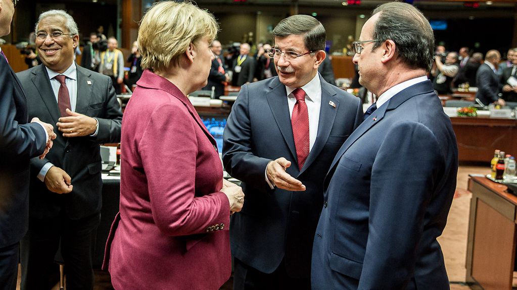 Bundeskanzlerin Merkel im Gespräch mit den türkischen Ministerpräsidenten Davutoglu.