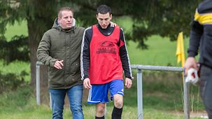 Shafik Mohamad Abdulkarim (r.) Flüchtling aus Syrien und Trainer Björn Wagner.