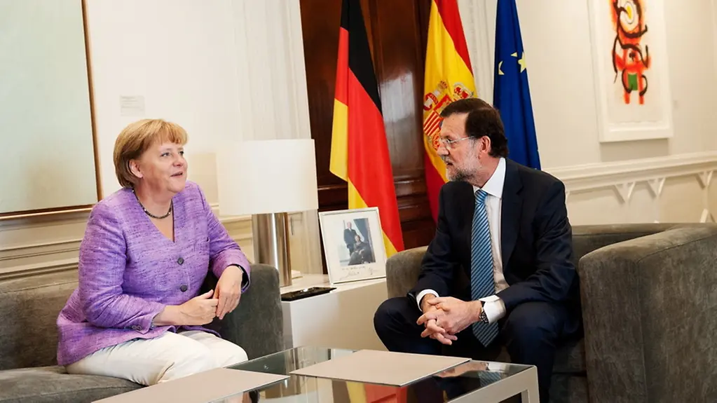 Angela Merkel in discussion with Mariano Rajoy