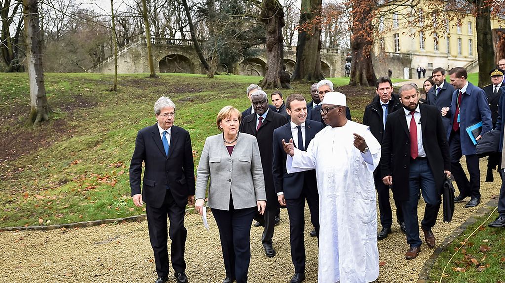 Bundeskanzlerin Angela Merkel mit Teilnehmern des G5 Sahel Summit.