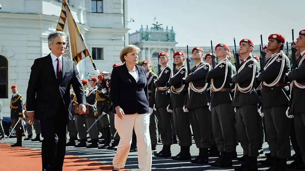 Begrüßung mit militärischen Ehren: Bundeskanzlerin Merkel und der österreichische Bundeskanzler Faymann in Wien