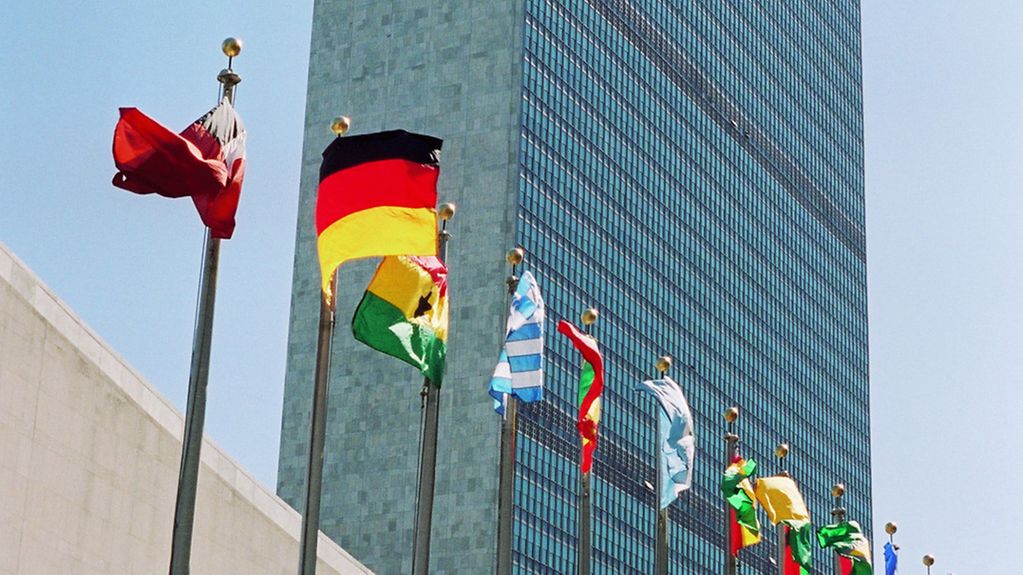 Vor dem Hauptquartier der Vereinten Nationen wehen die Deutschlandfahne und die Nationalfahnen anderer MitgliedslÃ¤nder.