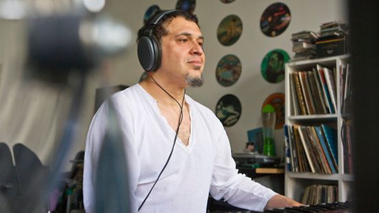 Dimitri Brill, DJ, Musikproduzent, Komponist in seinem Studio. Foto: Burkhard Peter