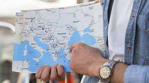 Mohamad zeigt den Teilnehmer auf einer Landkarte die Länder, in denen die meisten Kurden leben.