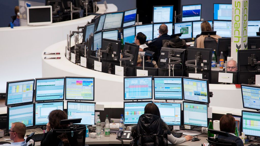 Börsenmakler am Computer an der Frankfurter Börse