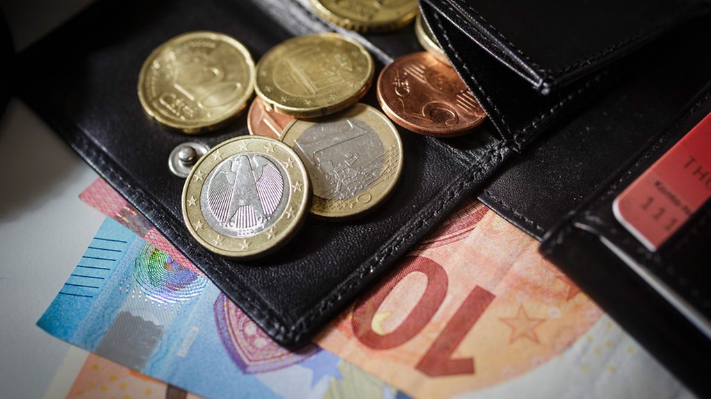 Euro Geldscheine und Münzen in einem Portemonnaie
