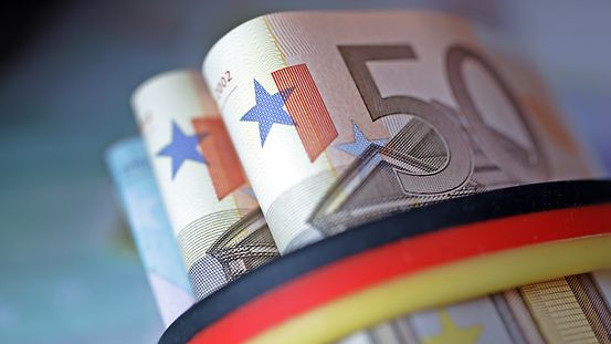 Euro Geldscheine mit schwarz-rot-goldener Banderole