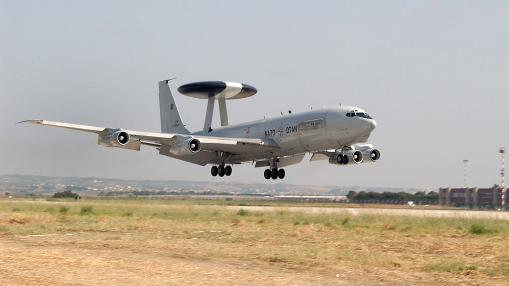 Ein Handout der Nato zeigt ein Awacs-Aufklärungsflugzeug auf dem Flughafen des vorgeschobenen Militärstützpunkts in Konya.