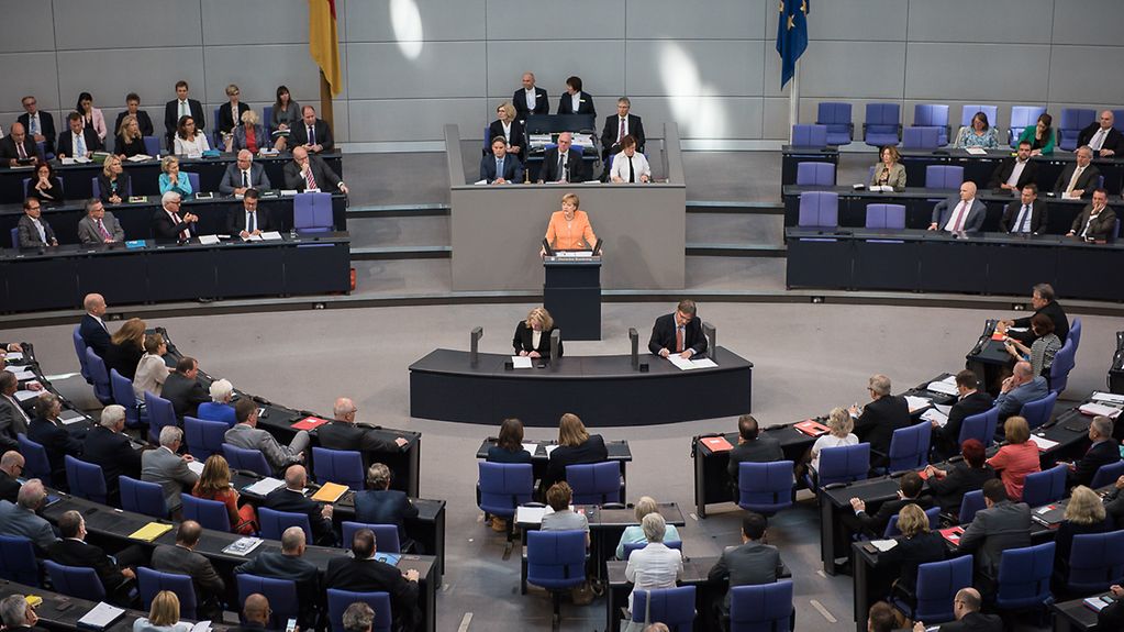 Bundestag Halbtotale - am Rednerpult Kanzlerin Merkel