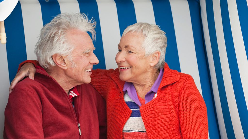Rentner-Paar im Strandkorb