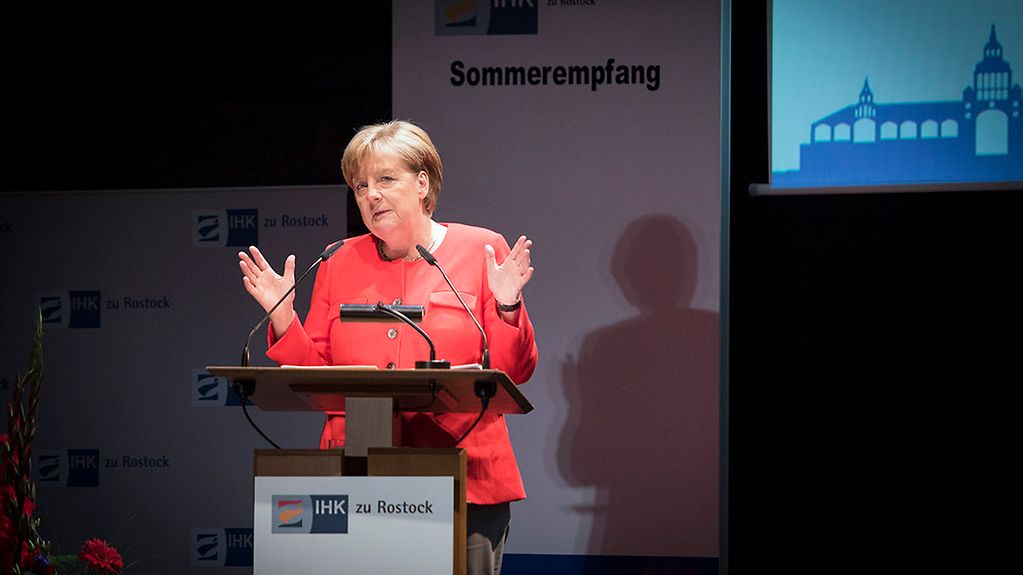 Kanzlerin Angela Merkel hält eine Rede beim Sommerempfang der IHK zu Rostock in Stralsund.
