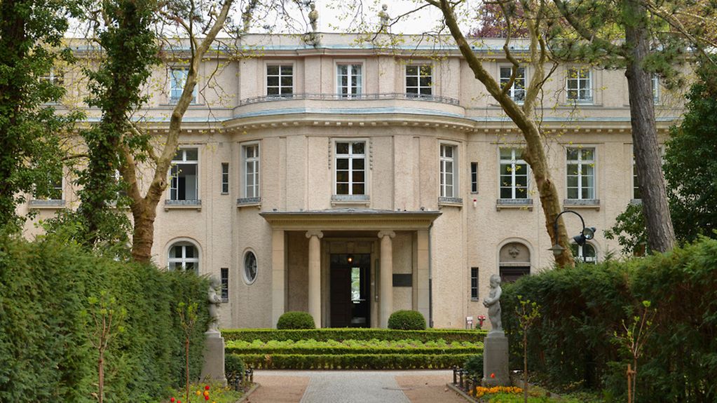 Das Haus der Wannseekonferenz am Grossen Wannsee in Berlin