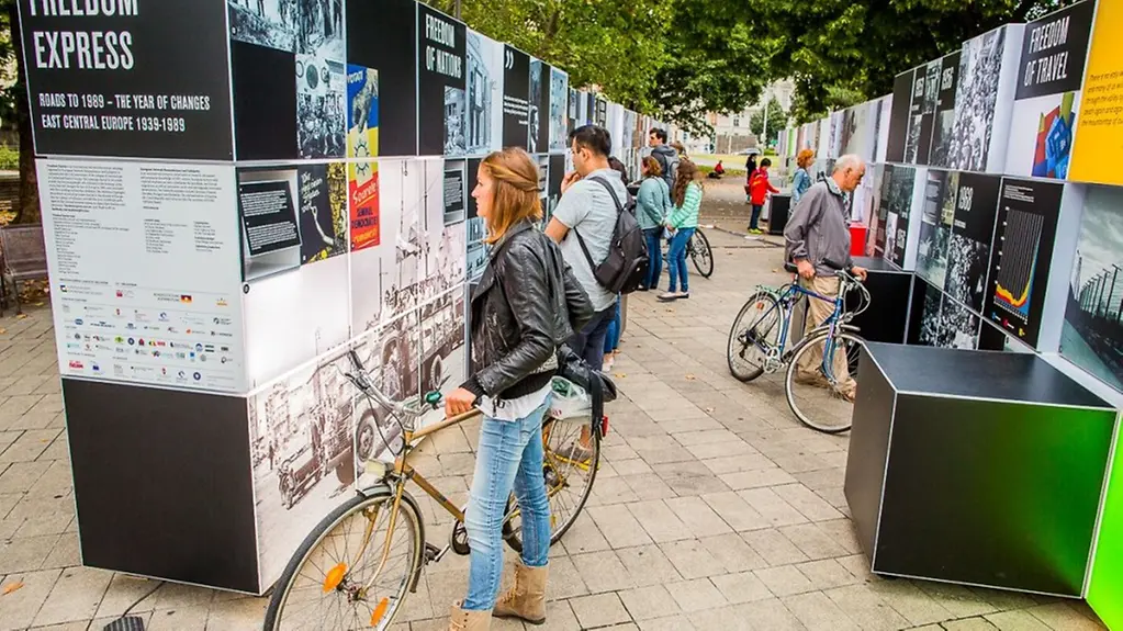 Open-Air-Ausstellung mit dem Titel "Freedom Express - Wege zum Umbruch 1989. Ostmitteleuropa 1939-1989"