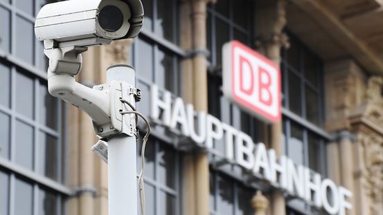Eine Überwachungskamera vor dem Hauptbahnhof in Frankfurt am Main