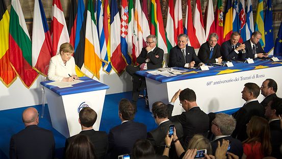 Bundeskanzlerin Merkel unterzeichnet die Erklärung von Rom bei der Feier zum 60. Jahrestag der Römischen Verträge