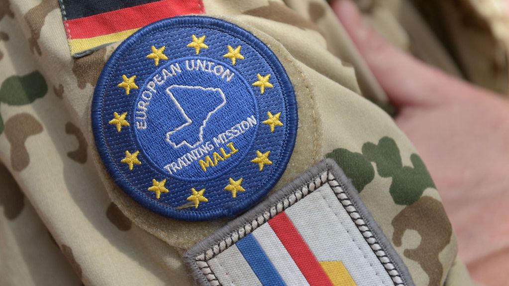 Logo auf der Uniform eines Bundeswehrsoldaten der Trainingsmission in Mali