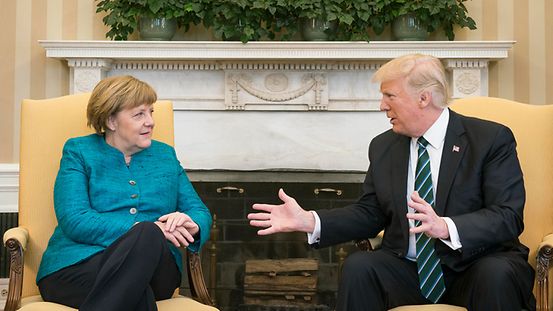 Bundeskanzlerin Merkel im Gespräch mit US-Präsident Trump im Weißen Haus in Washington