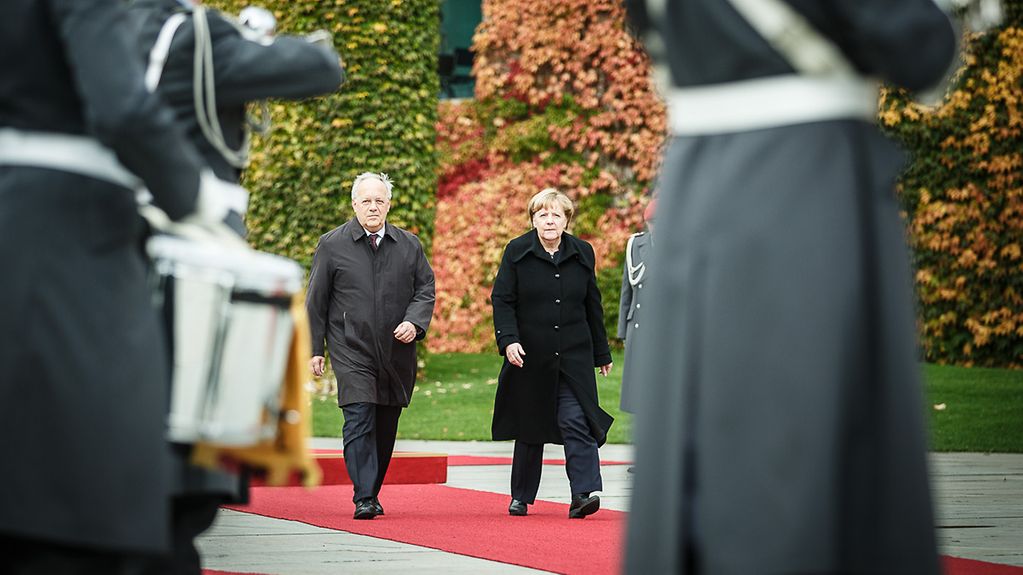 Bundeskanzlerin Angela Merkel mit dem Schweizer Bundespräsidenten Johann Schneider-Ammann bei der Begrüßung mit militärischen Ehren.