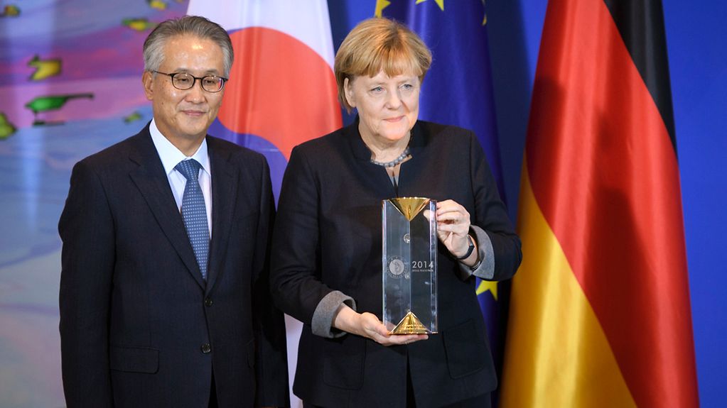 Bundeskanzlerin Angela Merkel bekommt den Seouler Friedenspreis verliehen.