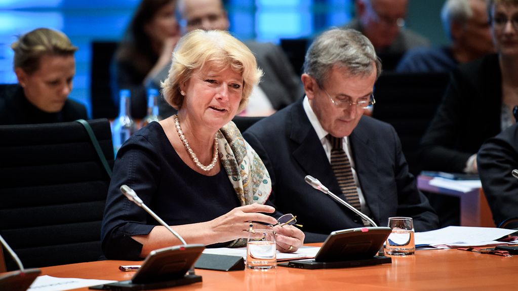Monika Grütters, Staatsministerin für Kultur und Medien, sitzt neben Neil MacGregor.