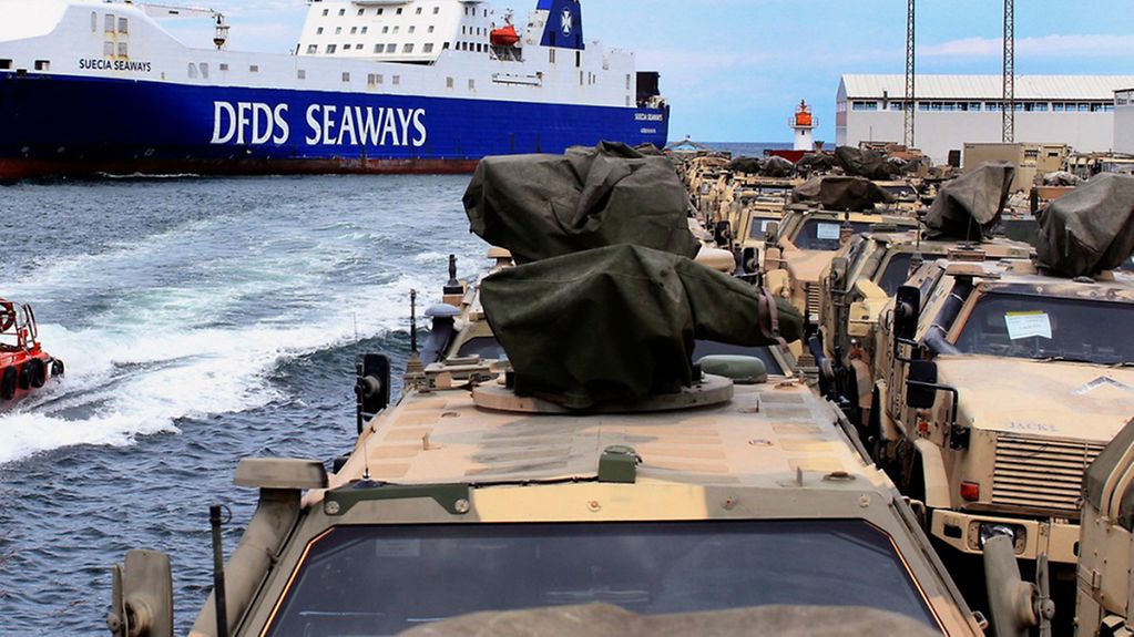 Verschiffung von Bundeswehrfahrzeugen in Trabzon: Dingos warten auf den Transport mit der einlaufenden 'Suecia Seaways'.