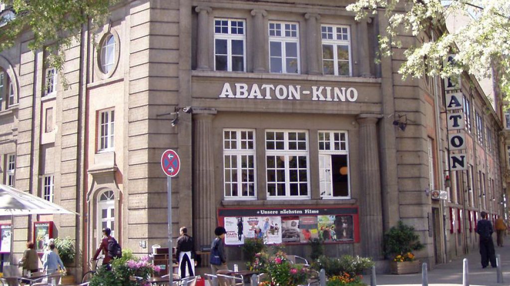 Fassade des 'Abaton'-Kinos in Hamburg