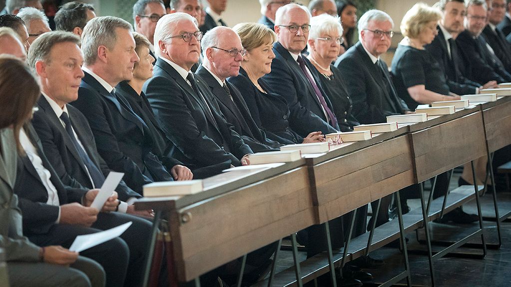 Bundeskanzlerin Merkel, Bundespräsident Steinmeier und weitere Gäste in der St.-Hedwigs-Kathedrale bei einem Gedenkgottesdienst für Helmut Kohl.