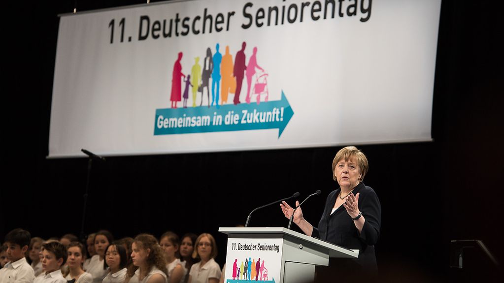 Bundeskanzlerin Angela Merkel redet auf dem Seniorentag in Frankfurt am Main.